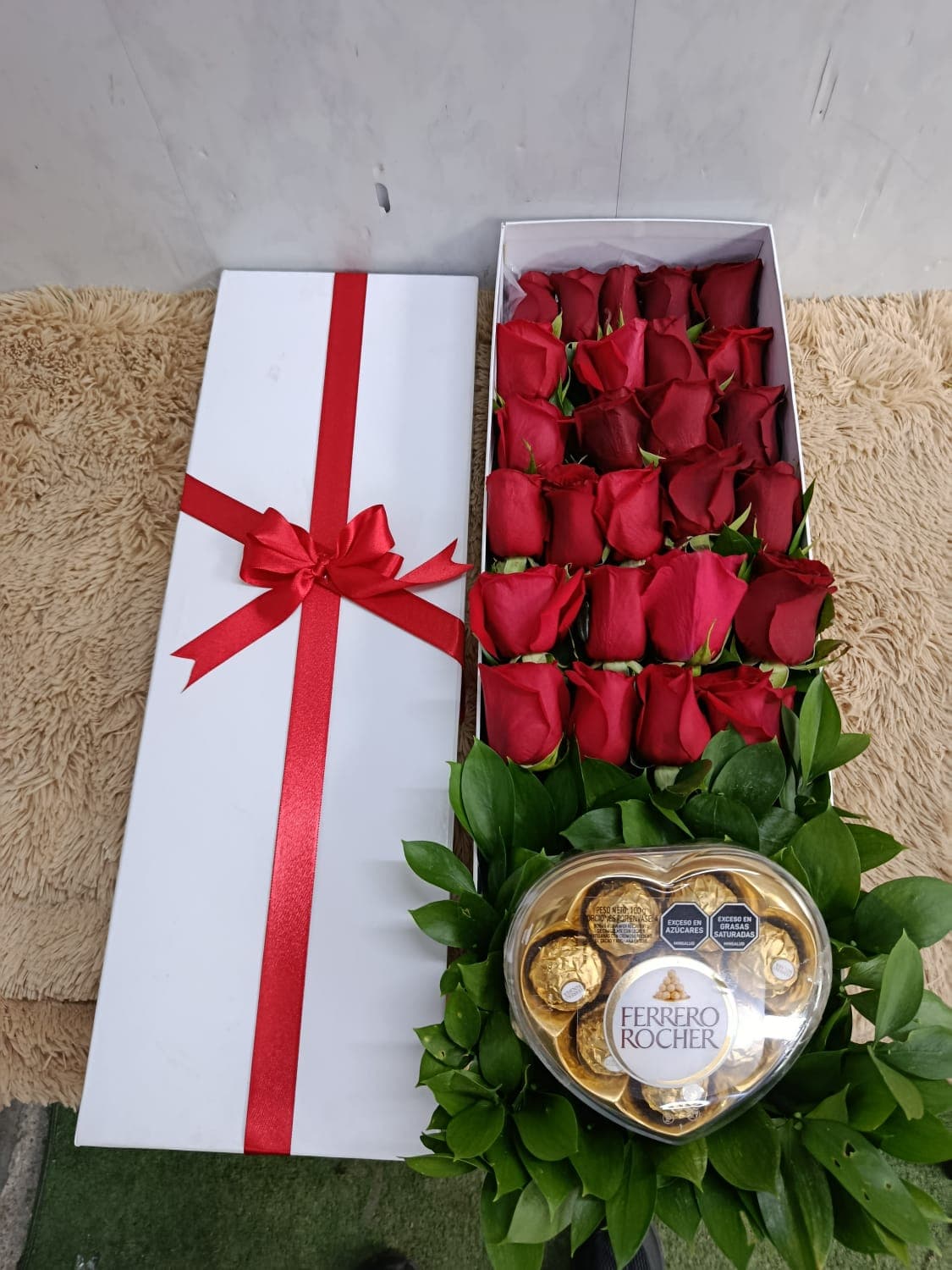 Caja de Rosas Rojo con Ferrero