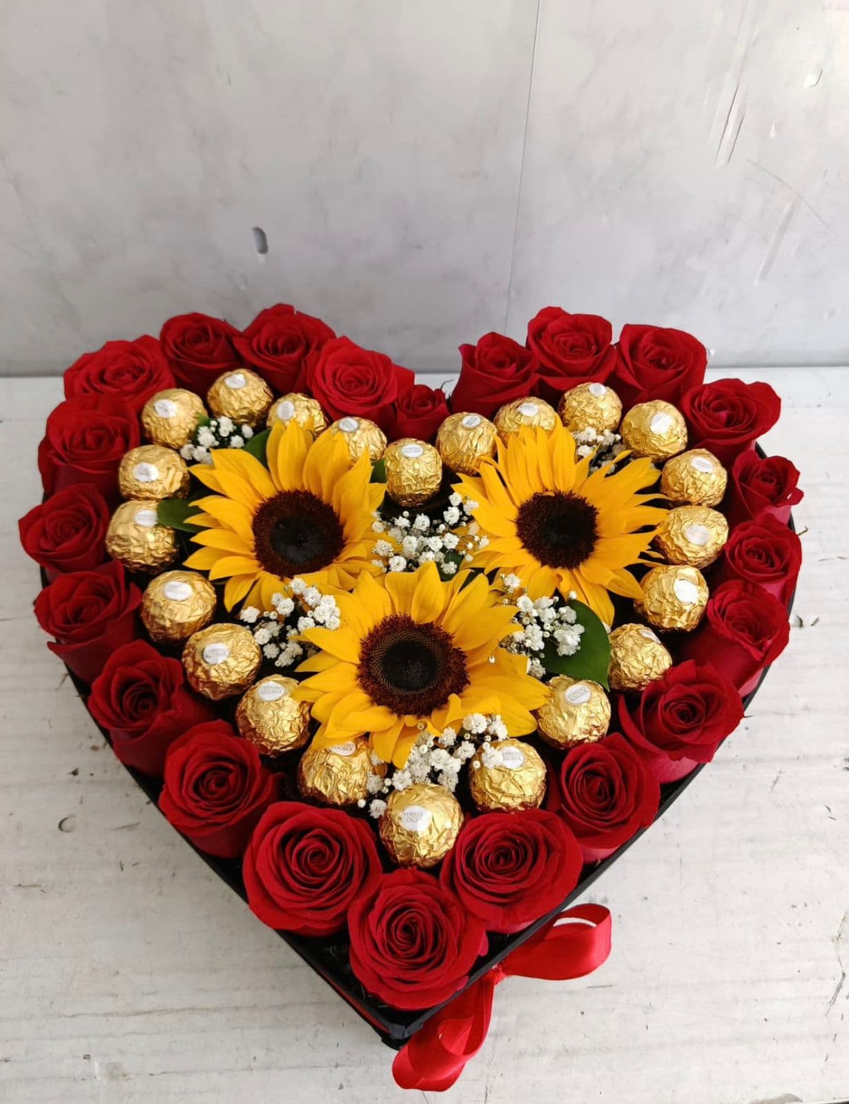 Arreglo Corazón Rosas y Girasoles