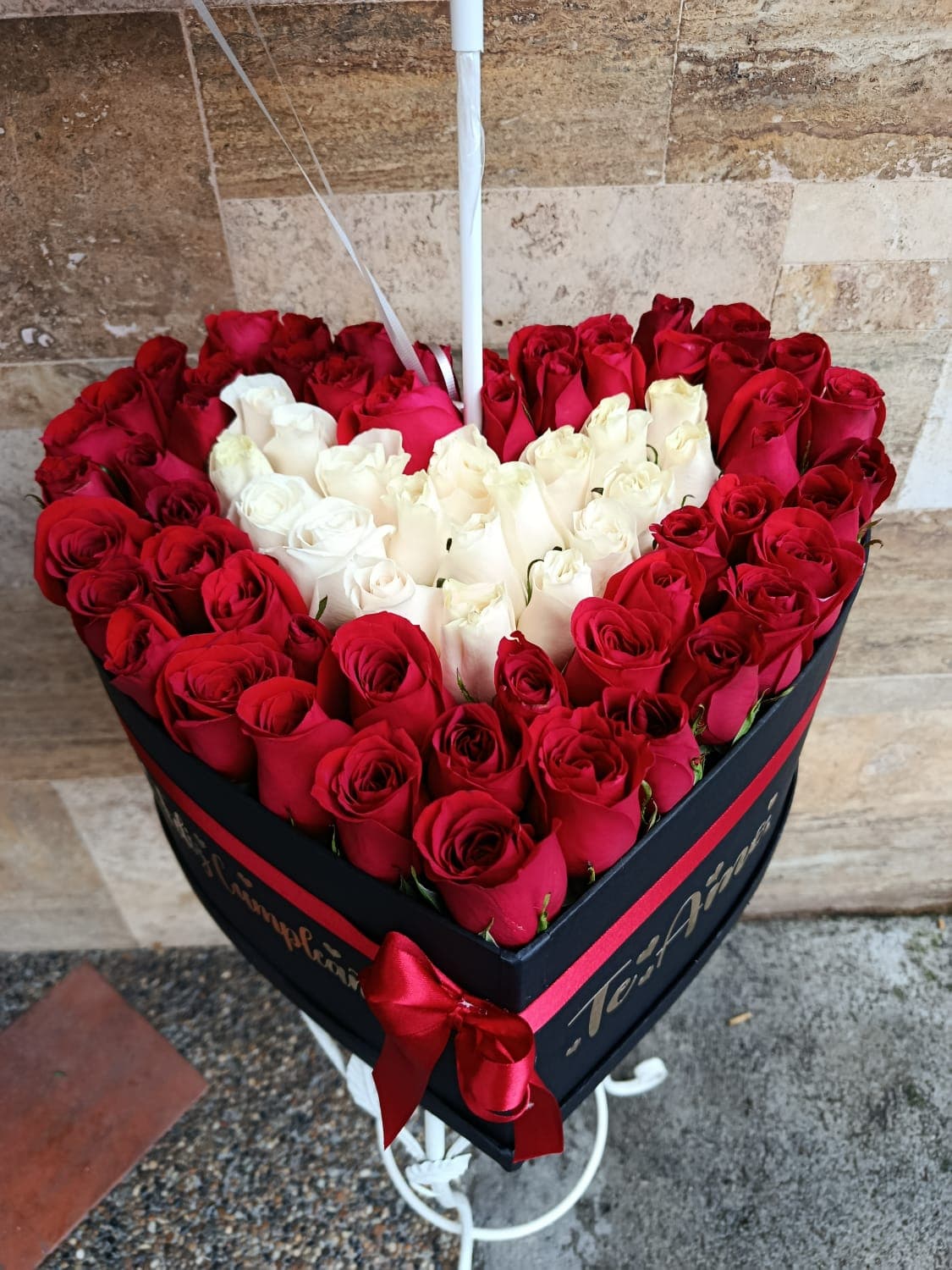 Caja de Rosas Rojo y Blanco Corazón