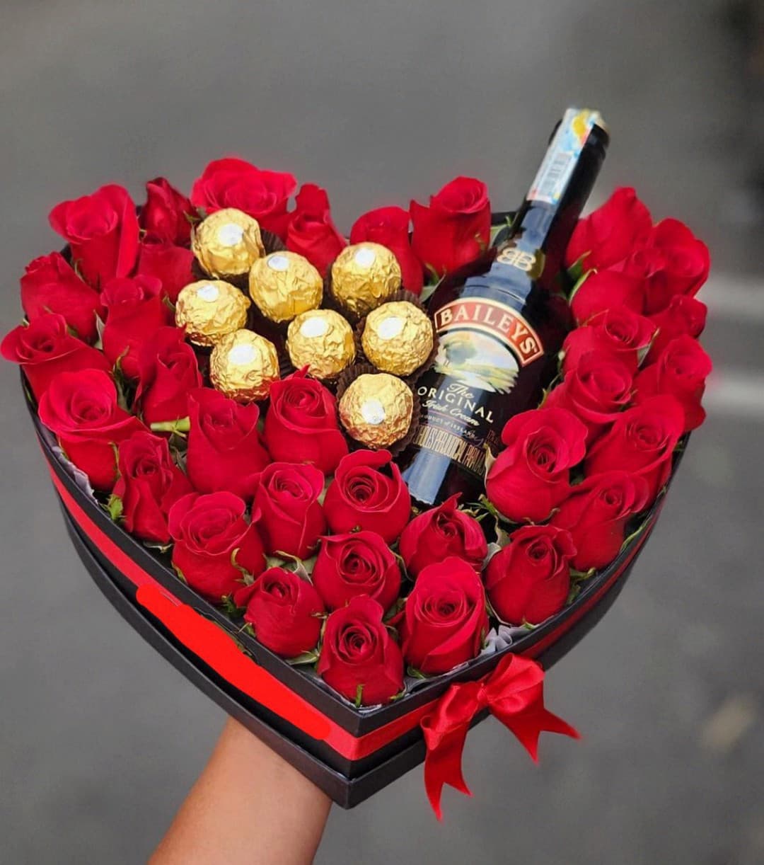 Caja de Rosas Rojo con Licor y Chocolate